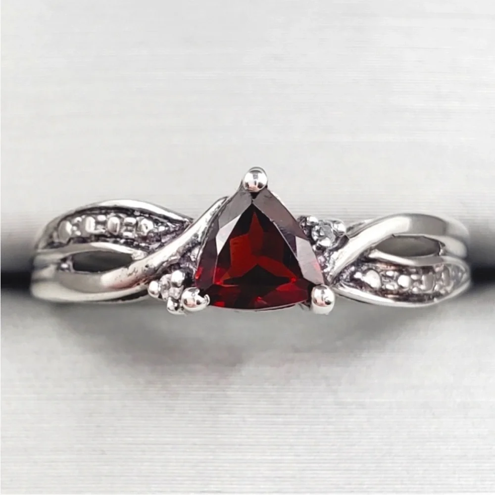 Genuine Trillion Garnet 925 Sterling Silver Twist Design Ring